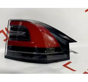 Фонарь правый наружный Tesla model X 1034333-00-B